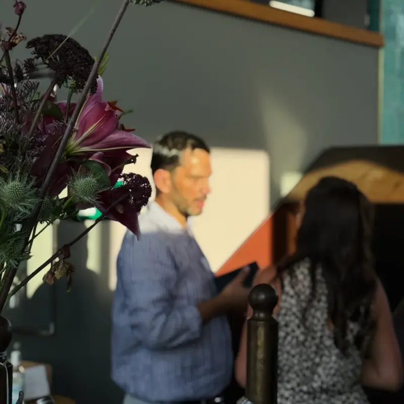 floral-arrangement-restaurant-conversation