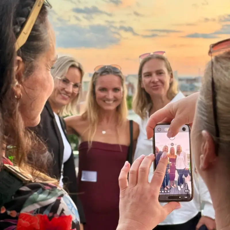 friends-capturing-memories-sunset