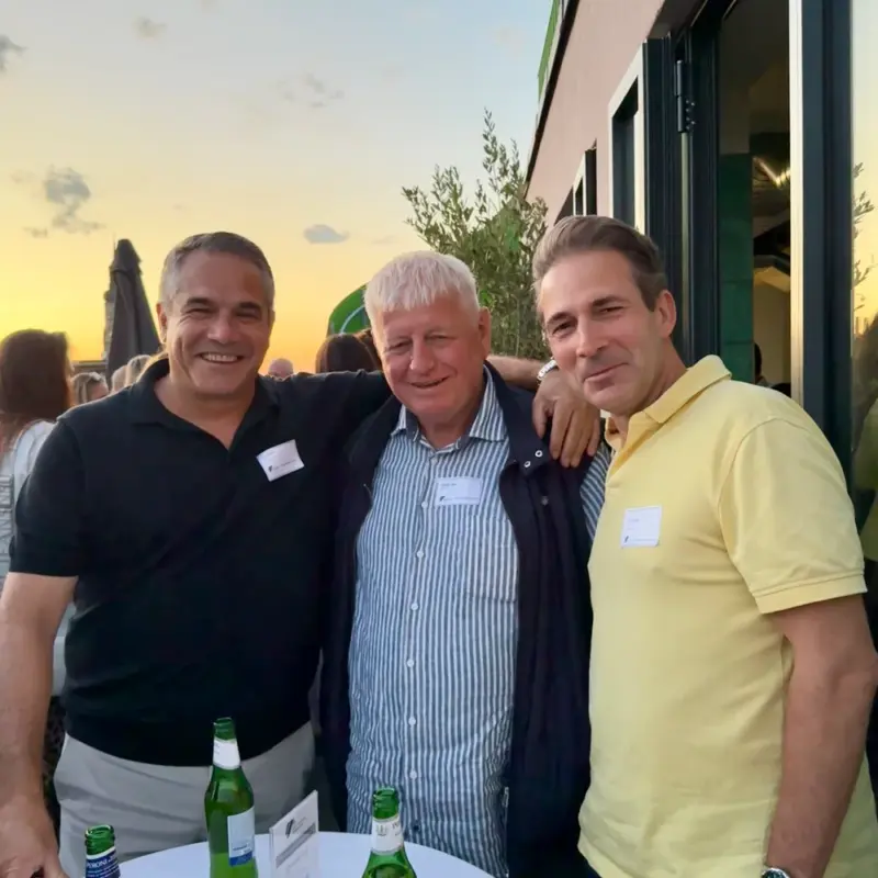 friends-celebrating-sunset