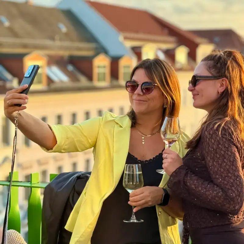 friends-selfie-rooftop-drinks