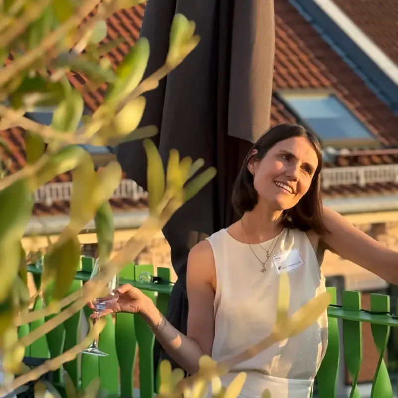 rooftop-event-woman-glass